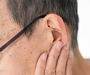 装用閾値測定。まず補聴器をつけていない状態での聞こえを測定します。音がかすかでも聞こえた時に応答ボタンを押して頂きます。結果は△で表示します。この△が下にあるほど、聞きにくいということを表しています。次に補聴器を着けて同様の測定を行います。結果は▲で表示します。表は縦軸が聴力レベル、横軸が周波数です。この表で見ますと、1000Hzでは補聴器なしで60dBの大きさで聞こえていたのが、補聴器ありでは30dBの大きさでも聞こえるよう改善しています。この差30dBをファンクショナルゲインと言い、補聴器の効果を表し