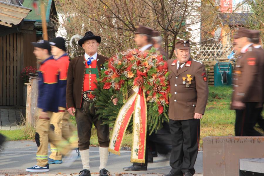 Kranzniederlegung beim Kriegerdenkmal