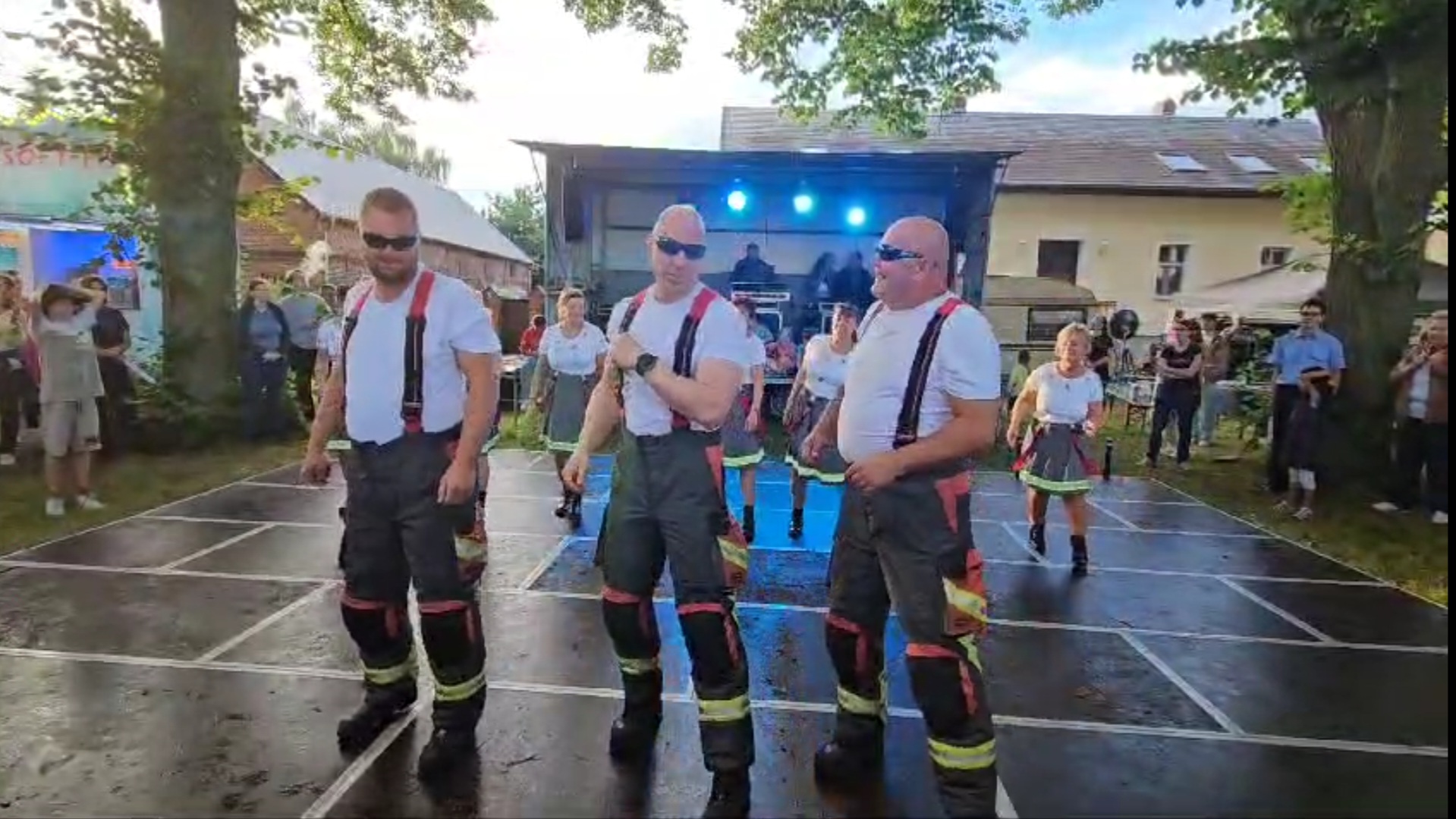 Auftritt der Tanzbienen - Dorffest 120 Jahre Feuerwehr