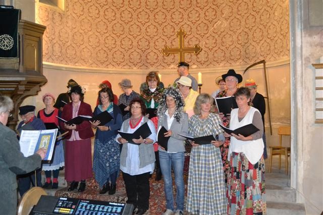 Dorffest in Zehlendorf 2013 Der Chor eröffnete das Dorffest und überzeugte gesanglich mit viel Humor.