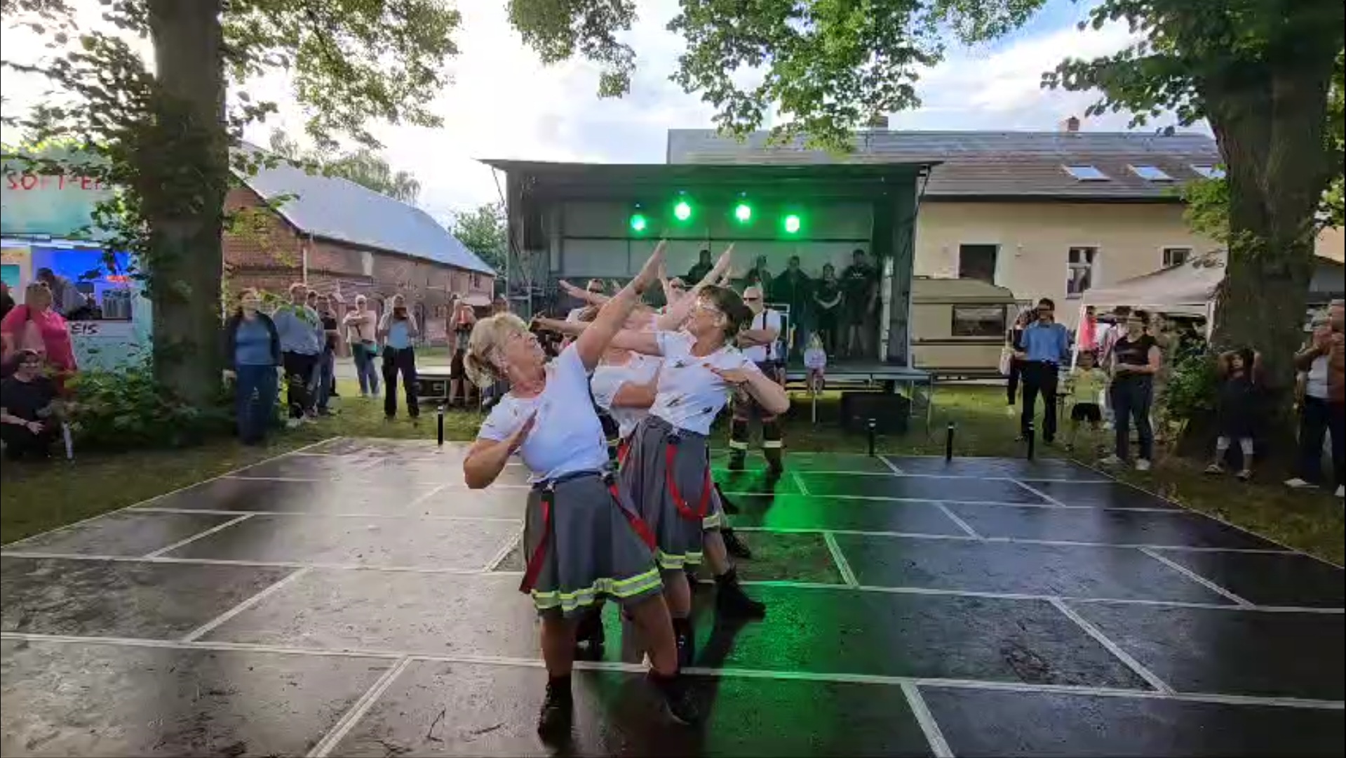 Auftritt der Tanzbienen - Dorffest 120 Jahre Feuerwehr