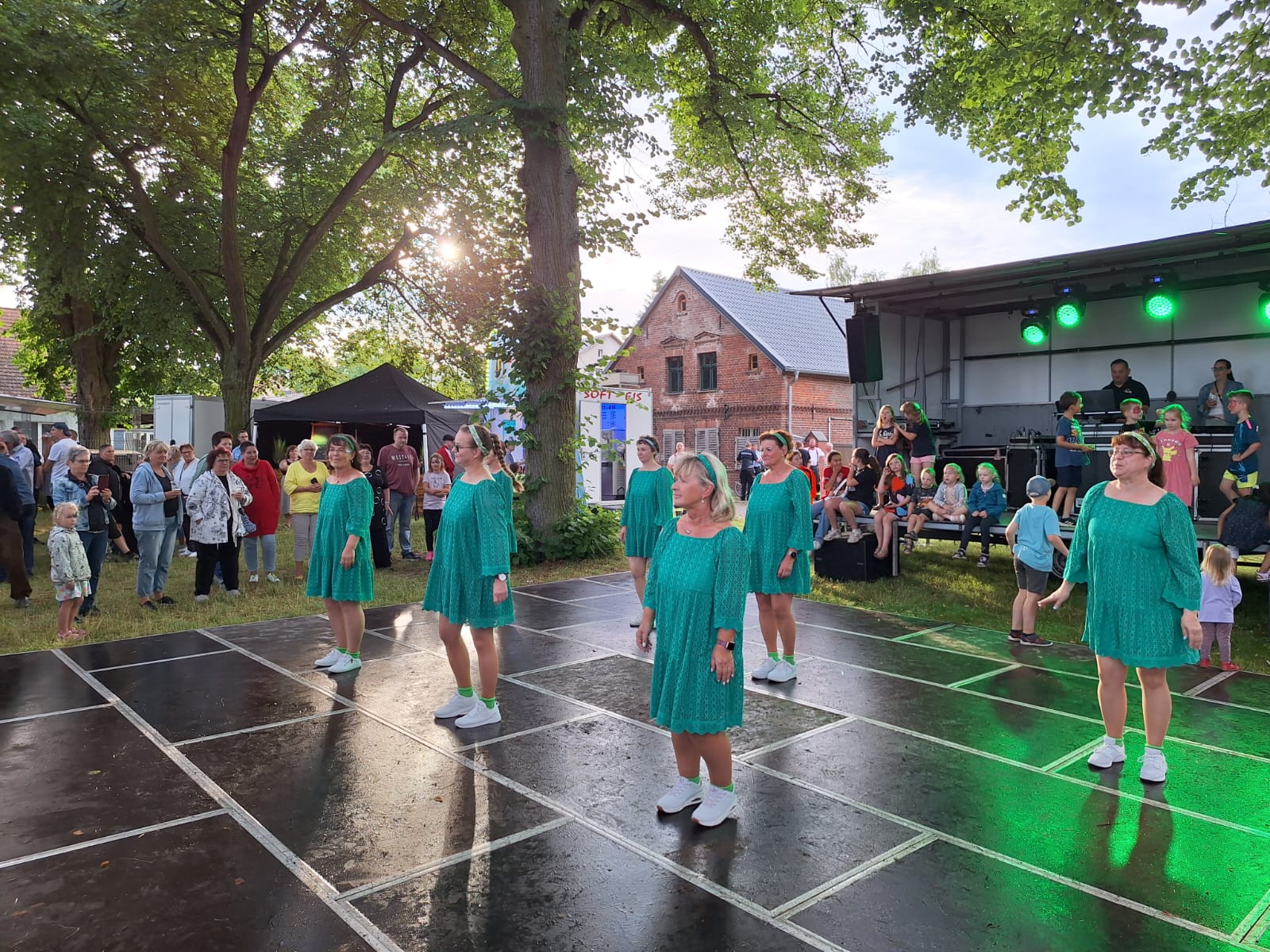 Auftritt der Tanzbienen - Dorffest 120 Jahre Feuerwehr