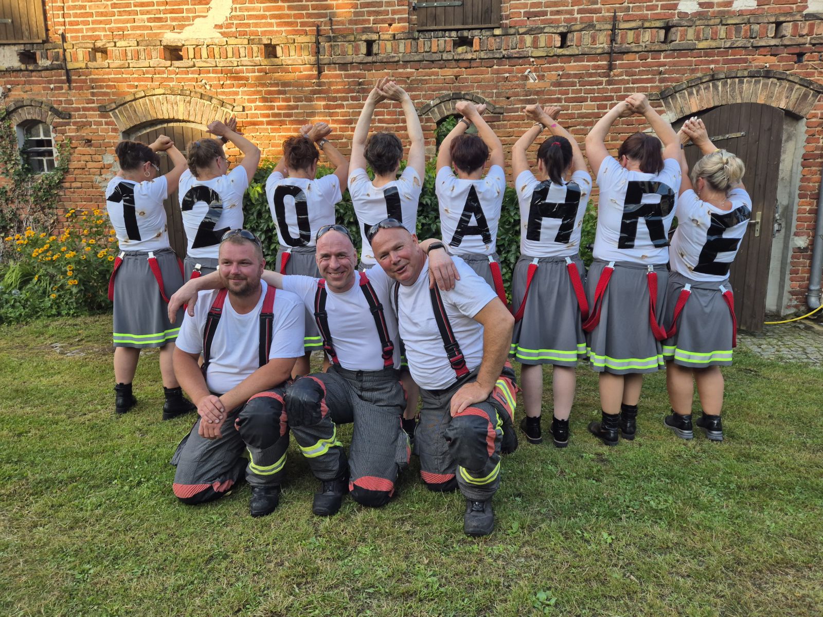 Auftritt der Tanzbienen - Dorffest 120 Jahre Feuerwehr
