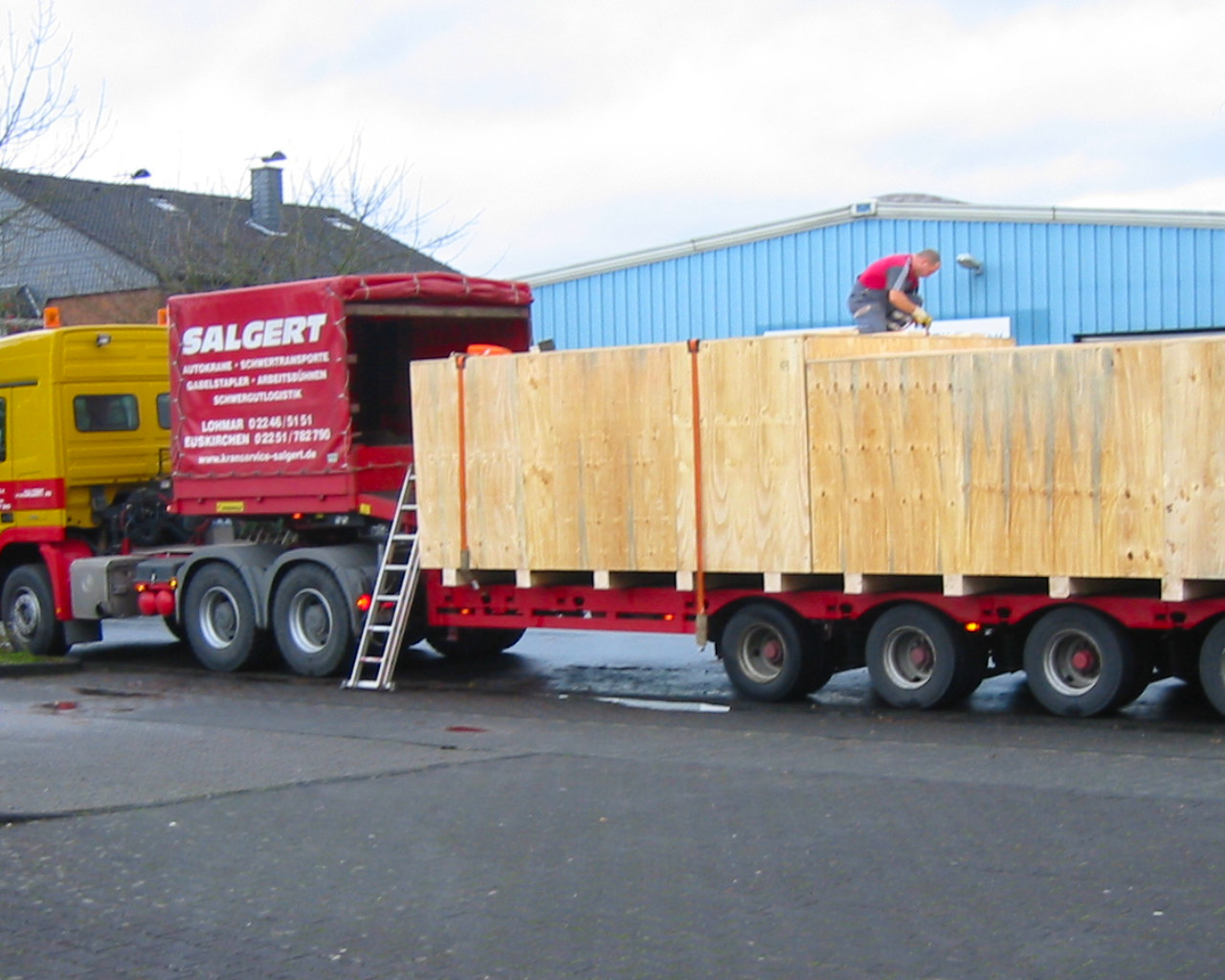 Beladen eines LKW vor Ort