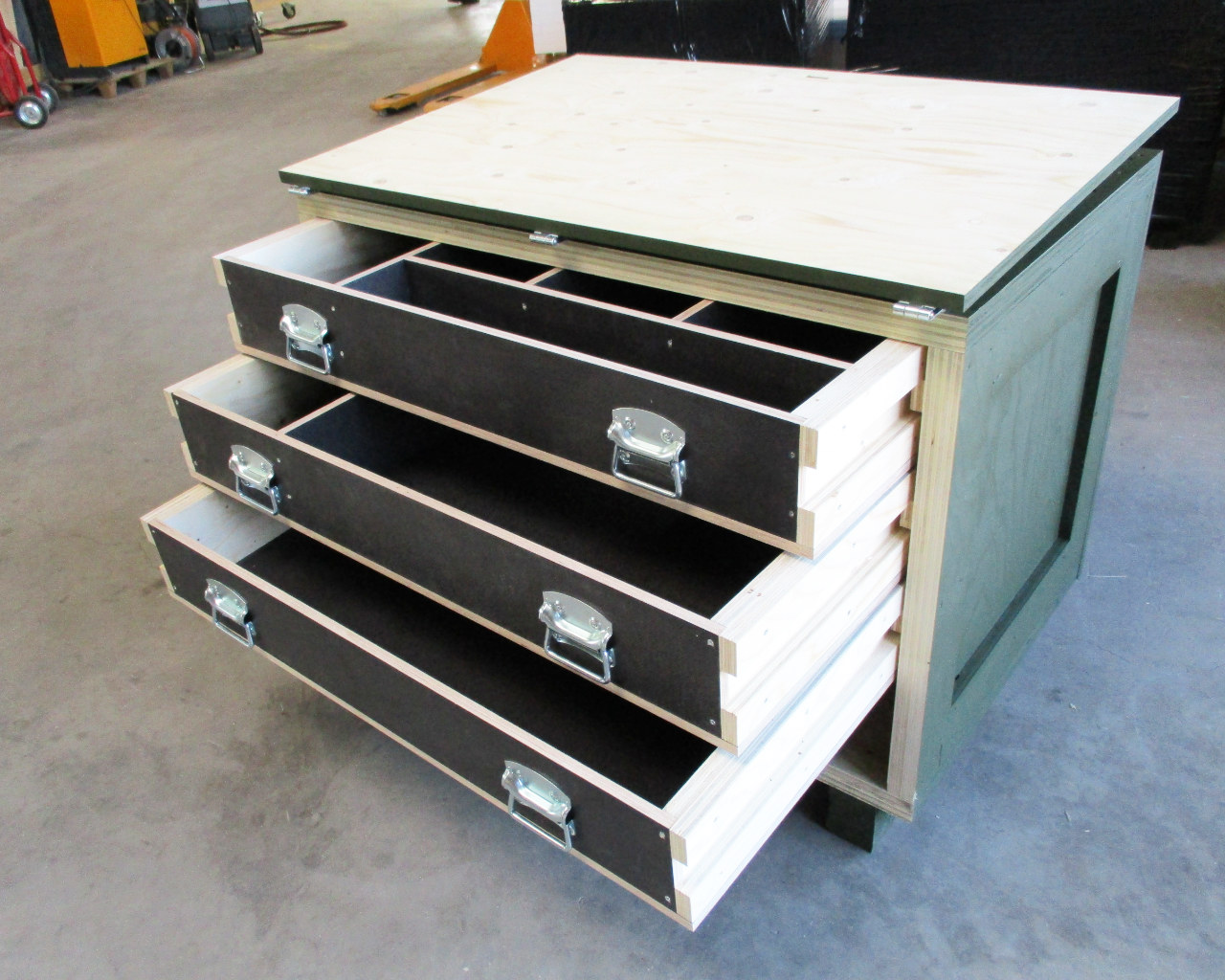 Robuste Kiste zur Lagerung und Transport von Werkzeug mit spezieller Innen-Aufteilung