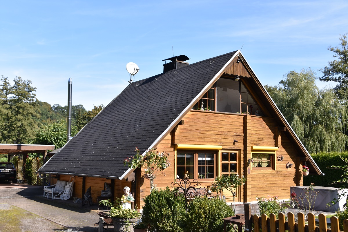 Holz-Blockbohlenhaus - Laubach