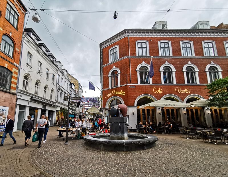 Brunnen, Café Vivaldi im Zentrum von Odense auf der Insel Fünen