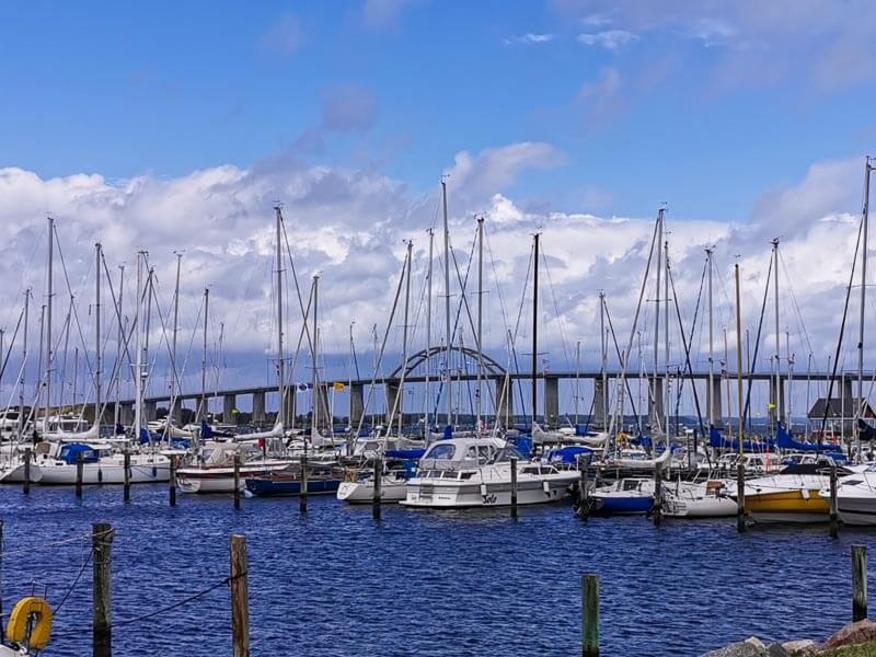 der Hafen in Rudkøbing auf der Insel Langeland und die Langelandbrücke