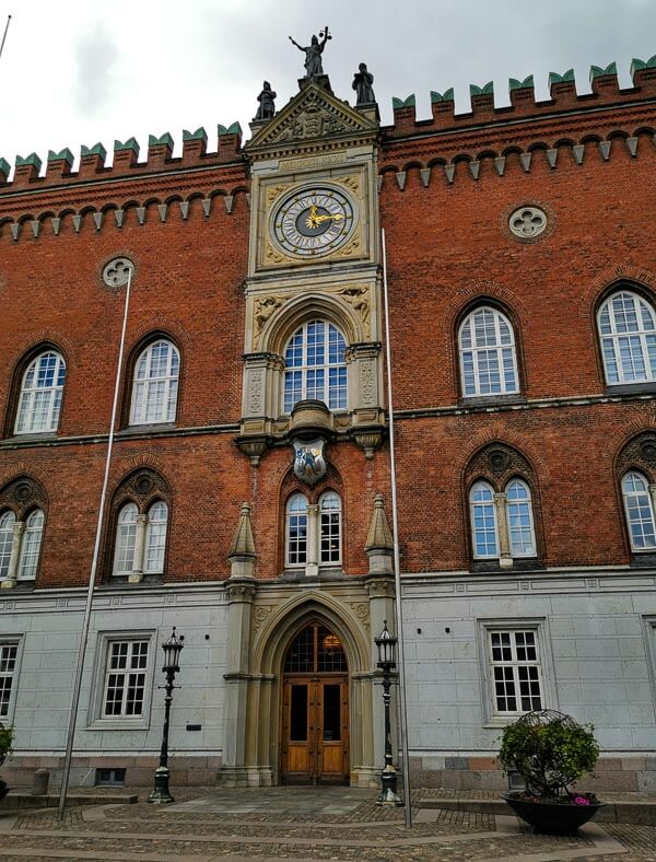 Eingang Odense Rathaus auf der Insel Fünen