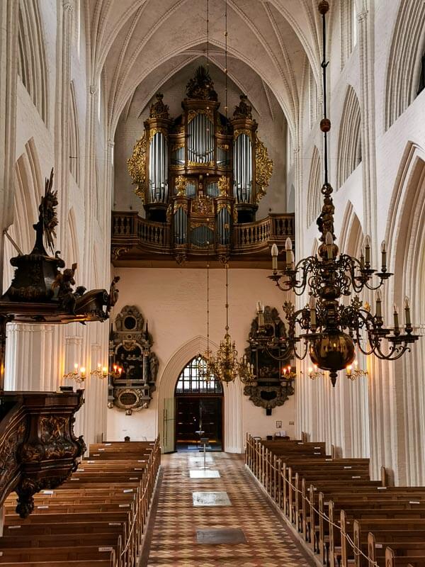 Sankt Knuds Kirke mit Blick auf die Orgel in Odense auf der Insel Fünen