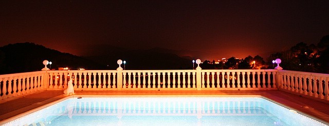 Meerwasser-Pool und Blick über Monterrey bei Nacht