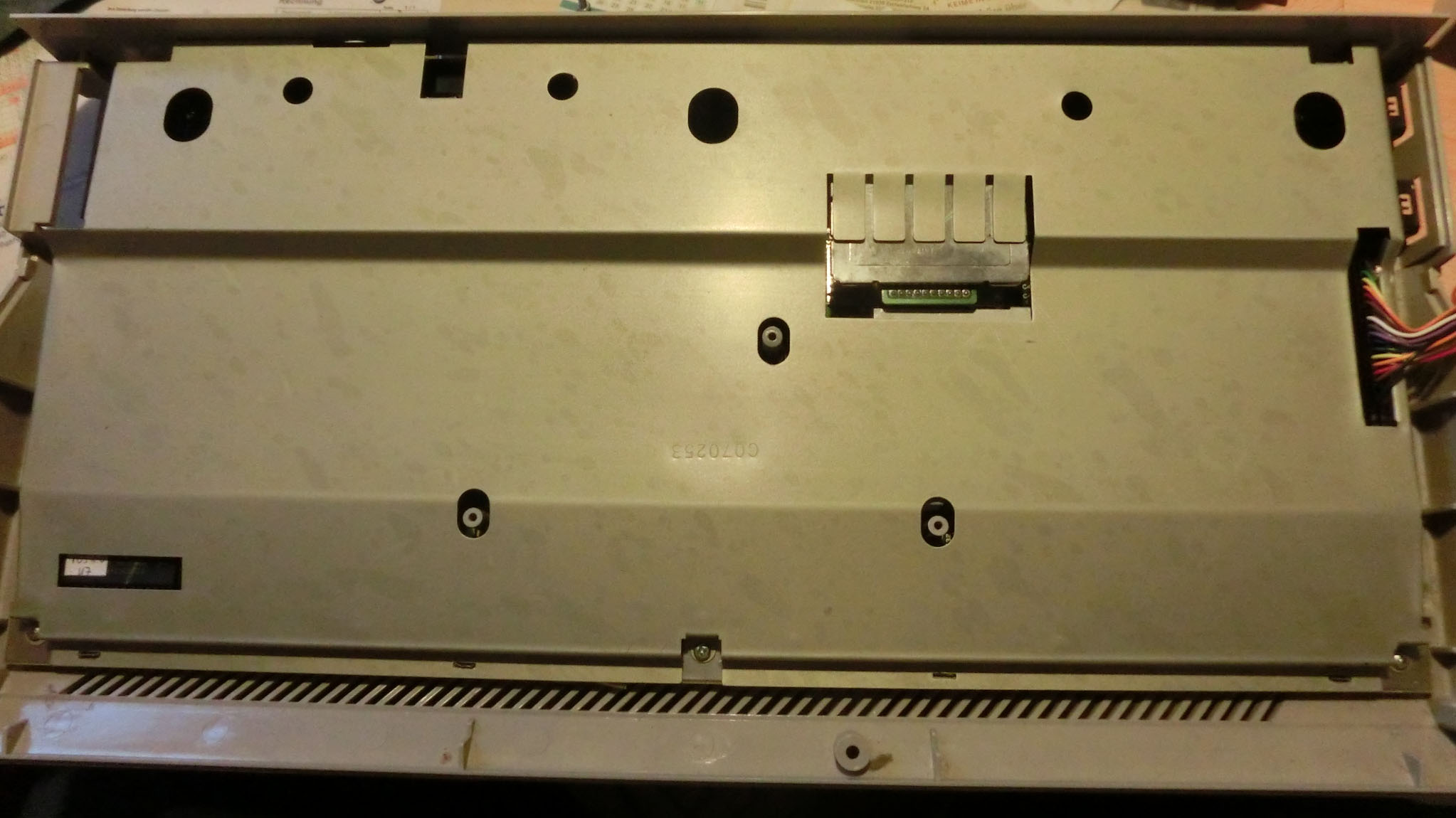 Das Abdeckblech unter der Tastatur.