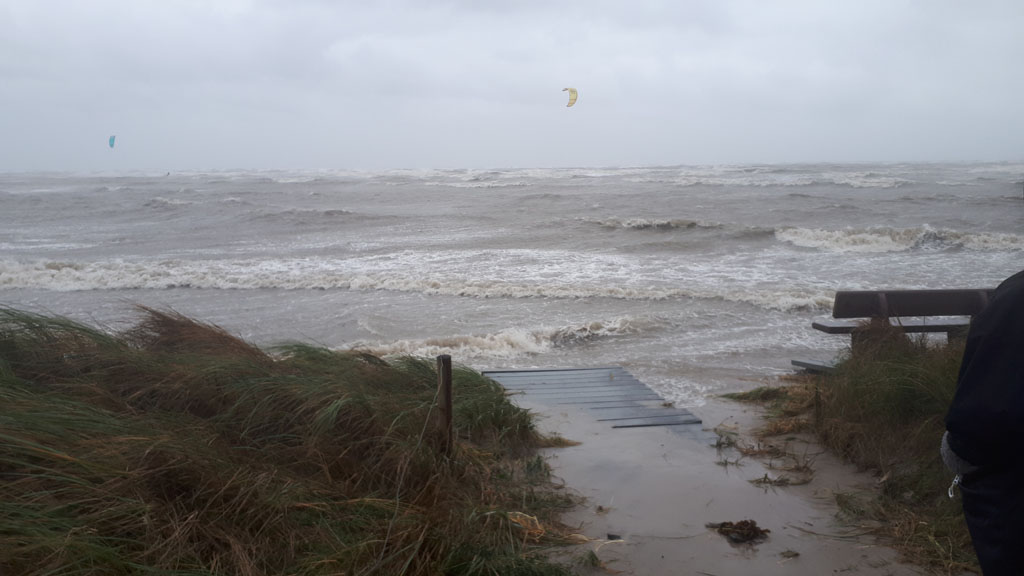 Anderer Zugang (der linke Zugang). Kitesurfer im Hintergrund.