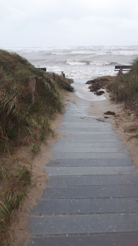 Zugang zum Strand durch die Düne.
