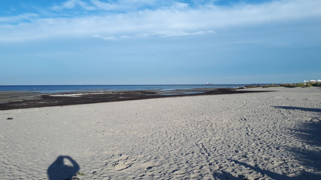 Der Strand mit Blickrichtung Rödby