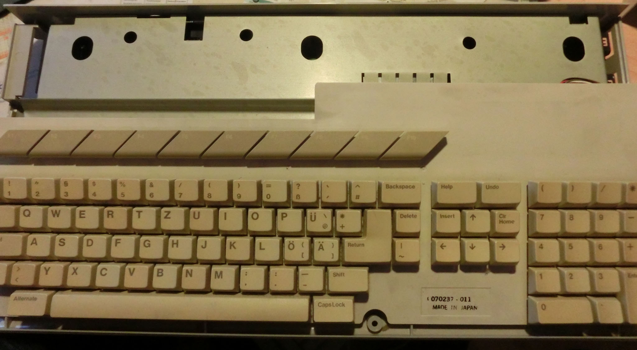 Die Tastatur auf dem Abdeckblech.