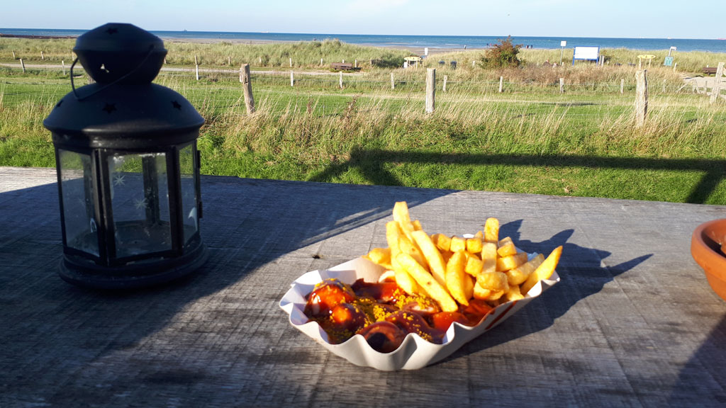 Lecker Pommes mit Currywurst