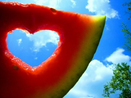 fetta di cocomero con taglio a forma di cuore che fa vedere il cielo
