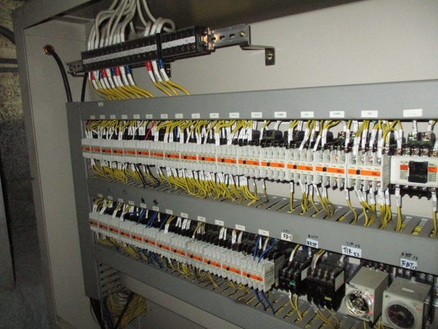 エレベーターがよく止まる　故障　修理