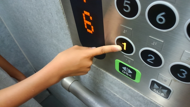 エレベーター利用中に災害が発生したら
