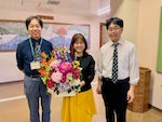 職員玄関のお花納品