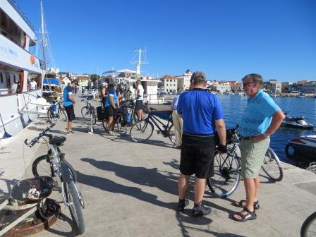 14.8. von Vodice nach Slanica. Die Fahrräder sind startklar.