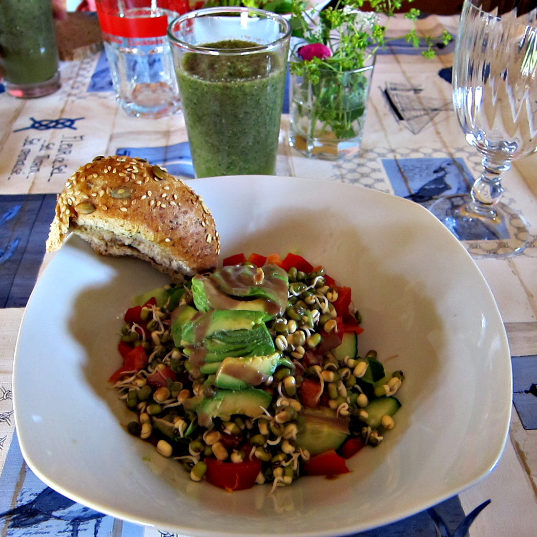 Grüner Saft und ein reichhaltiger Sprossensalat mit Avocado