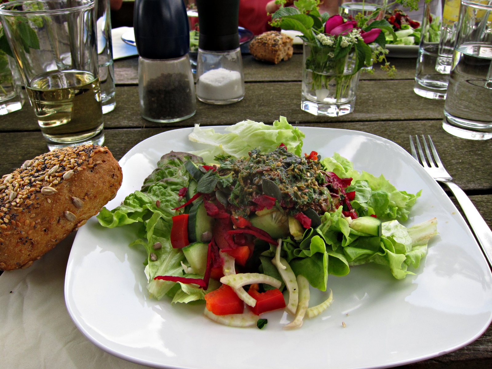 Frischer Salat mit Wiesenkräutern als Vorspeise