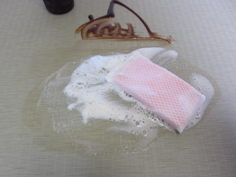 水拭き掃除ができます。しつこい汚れはスポンジに洗剤を付けて、硬く絞った雑巾で拭きとれば完了です