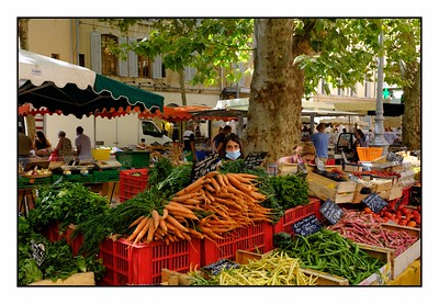 Marché provençal en plein air : Expérience culinaire et produits locaux typiques de la région