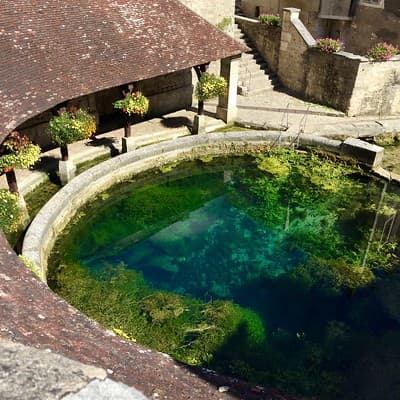 Les profondeur de la fosse dionne à travers les eaux cristallines qui oscillent du turquoise au vert emeraude