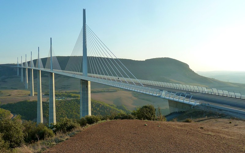 Viaduc de Millau surplombant la vallée du Tarn