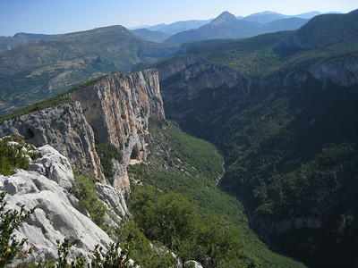 Route panoramique du Tour des Crêtes avec vue plongeante sur les falaises du Verdon