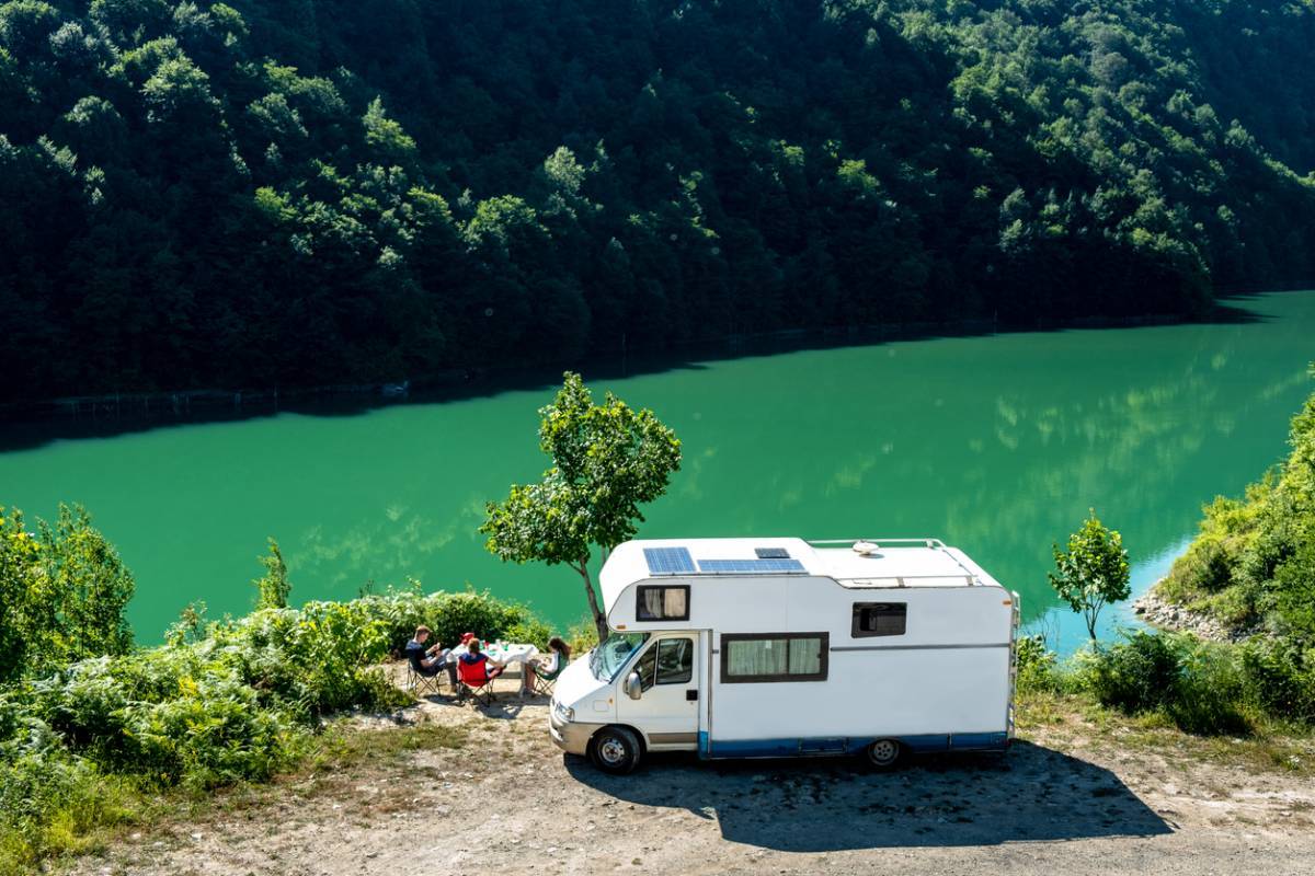 Camping en automne : faut-il choisir la caravane ou le camping-car ?