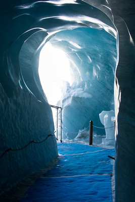 Intérieur bleuté de la grotte de la mer de glace au Mont-Blanc
