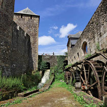 tours et chemin de ronde du chateau de fougère en Bretagne