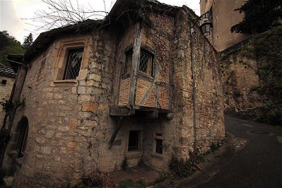 Maison médiévale et ruelles pavées escarpée de st cirq lapopie dans le lot
