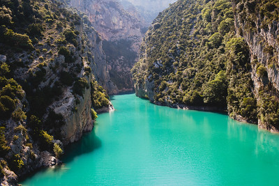 Vue panoramique sur les Gorges du Verdon et ses eaux turquoise