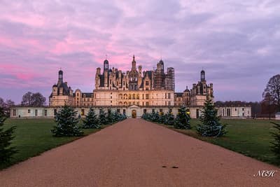 Chateau de chambord majestueux au coucher du soleol