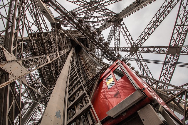 Mécanisme ascenseur et structure métallique de la tour Eiffel 