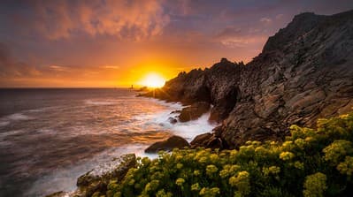 site spectaculaire avec falaises abruptes et vues panoramiques sur l'océan Atlantique en Bretagne