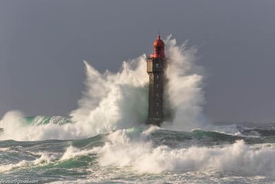 Vue du Phare de la Jument, solitaire sur les rochers battus par les vagues