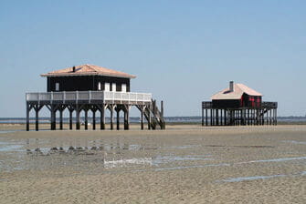 Vue des maisons sur pilotis d'Arcachon, face à la mer et au bassin.