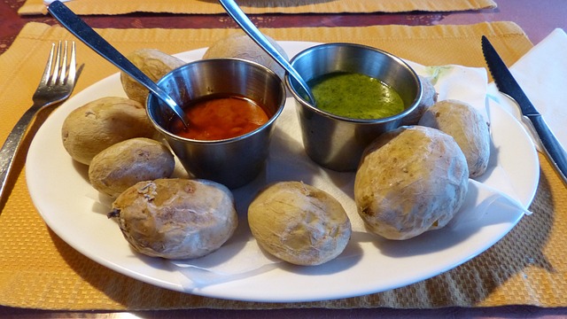Mojo rojo und Mojo verde mit Papas arrugadas