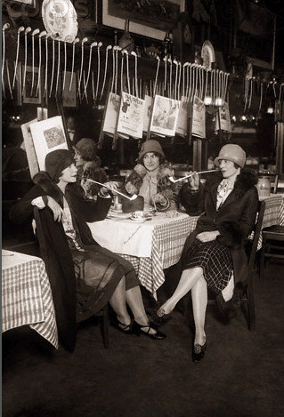 04.15.1926 at Keen's with other founders of a "Women´s Pipe Smokers Club"