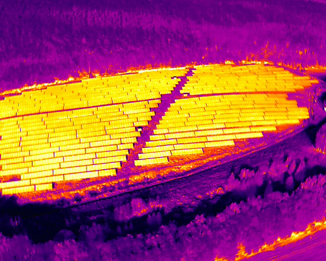 Thermografische Gesamtaufnahme eines Solarparks zur Erkennung von Hotspots, Temperaturabweichungen und weiteren Fehlerbildern in Photovoltaikmodulen. 