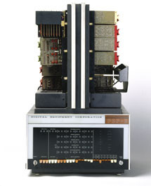 En 1965 el PDP-8, o Straight-8 minicomputadoras, fue construido por Digital Equipment Corporation (DEC).