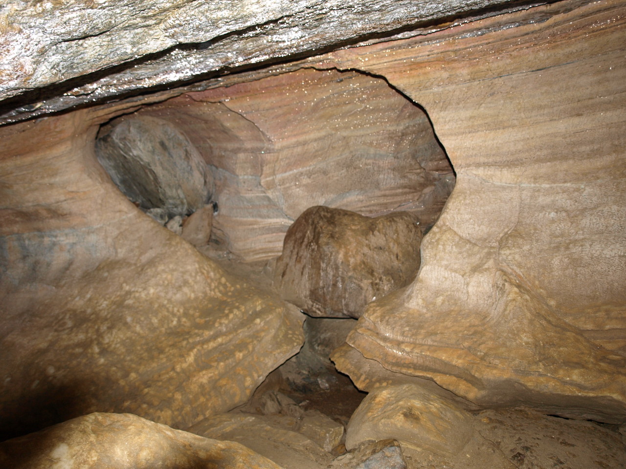 ausgewaschene Höhlen