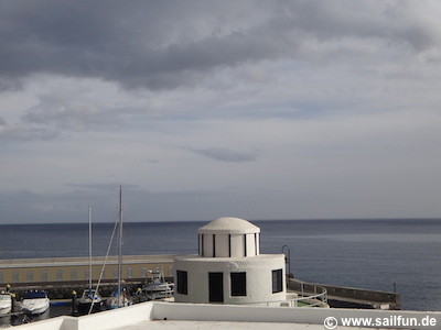 Blick aufs Meer vom Hafen La Galera