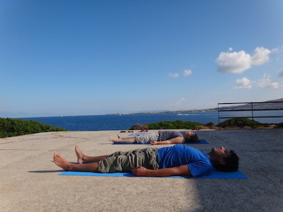 Yoga im Mittelmeer